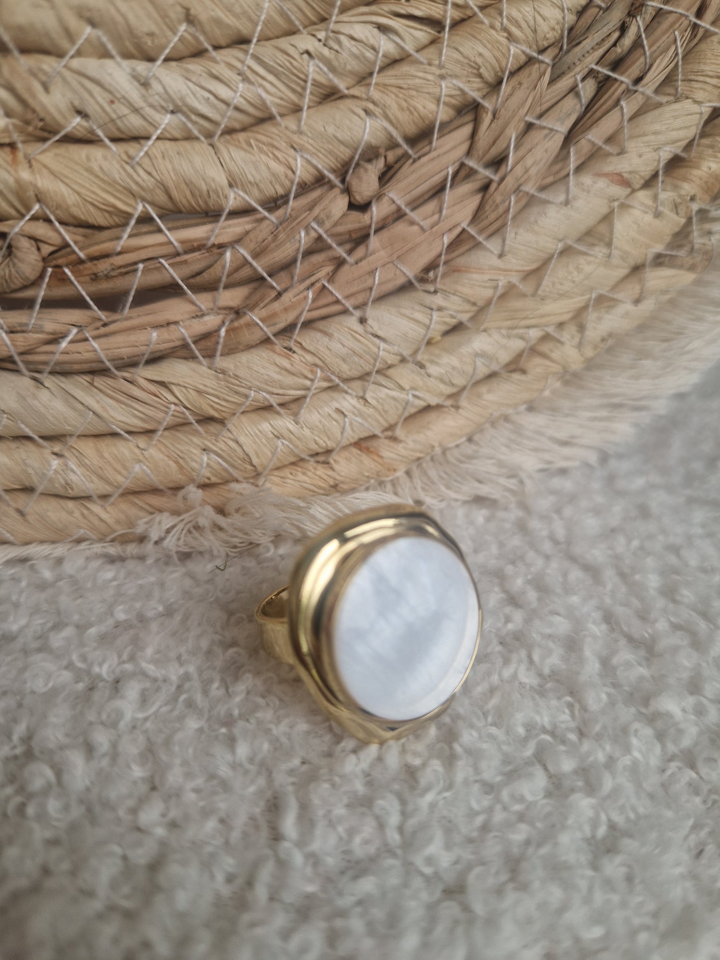 Ring rond white