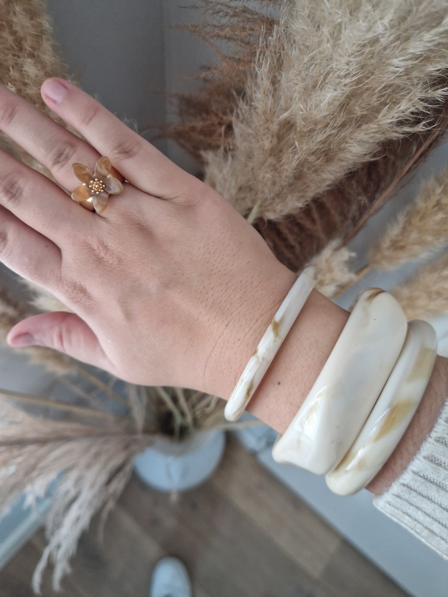 Ring bloem taupe (elastiek)