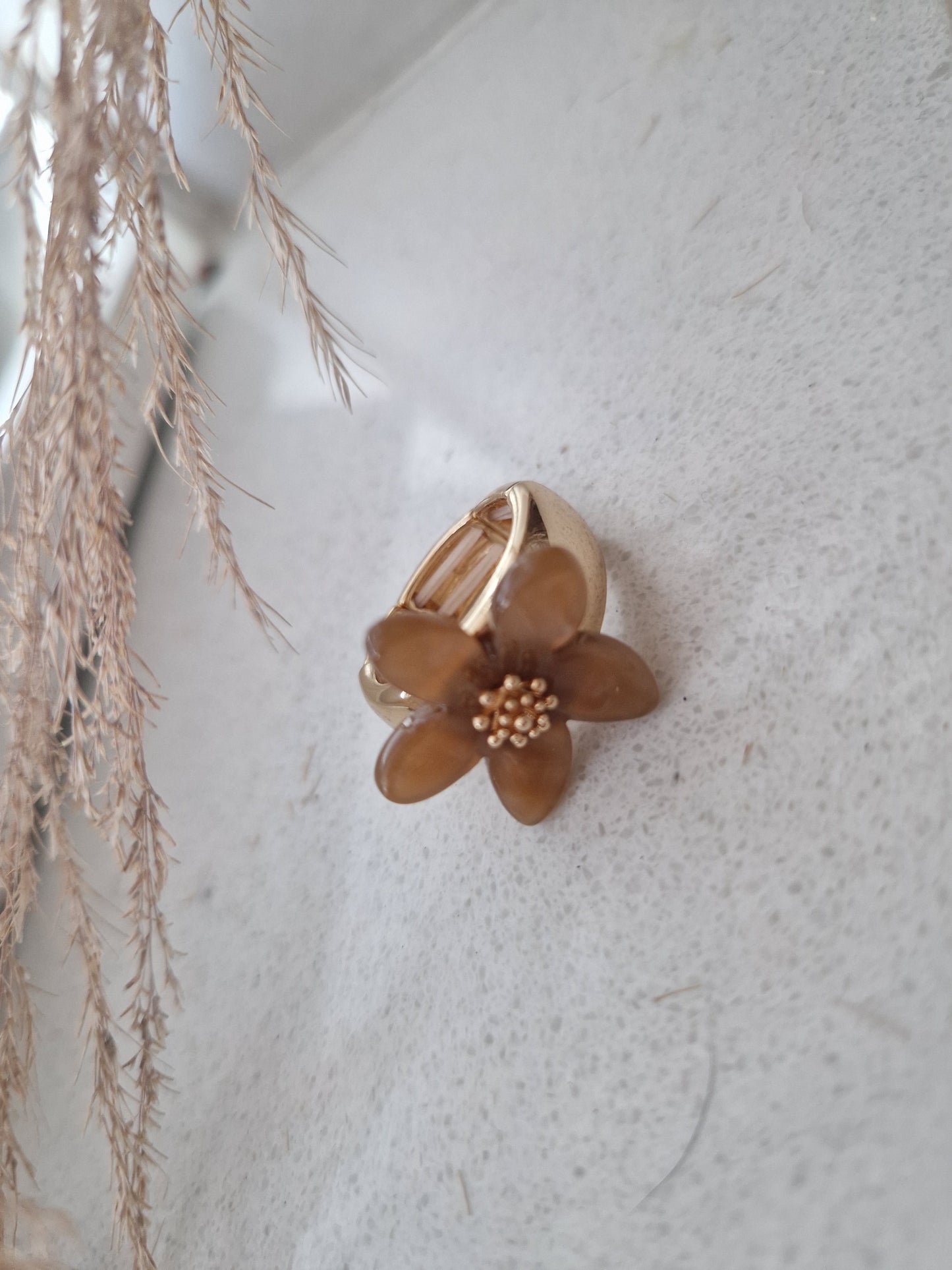 Ring bloem taupe (elastiek)